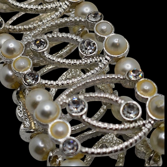 Elegant Silver and Pearl Bracelet - Picture 4 of 4